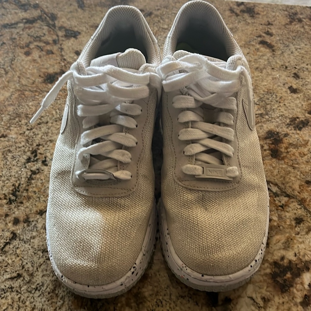 Women’s Nike air sneakers. EUC 8.5